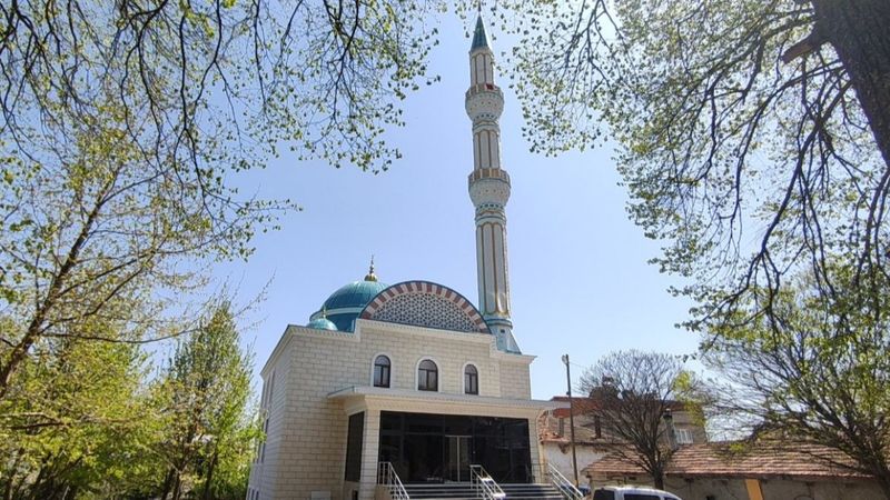 Bursa'da, kadınlar ekmek satarak cami yapımına destek oldu