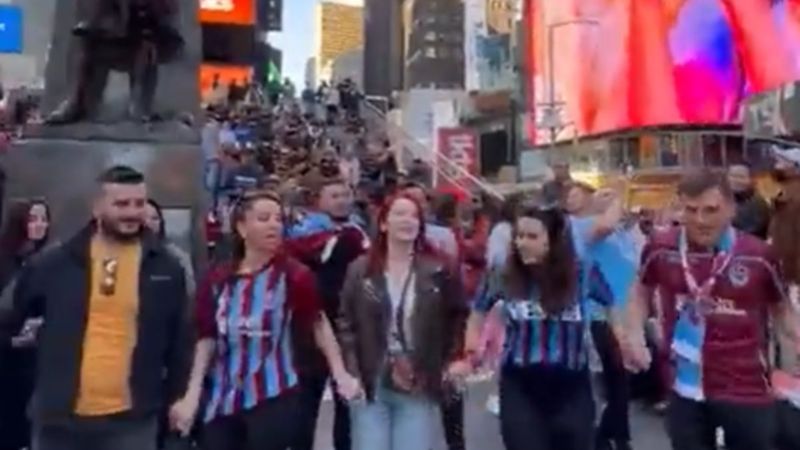 Times Meydanı'nda Trabzonspor taraftarı şampiyonluğu kutladı