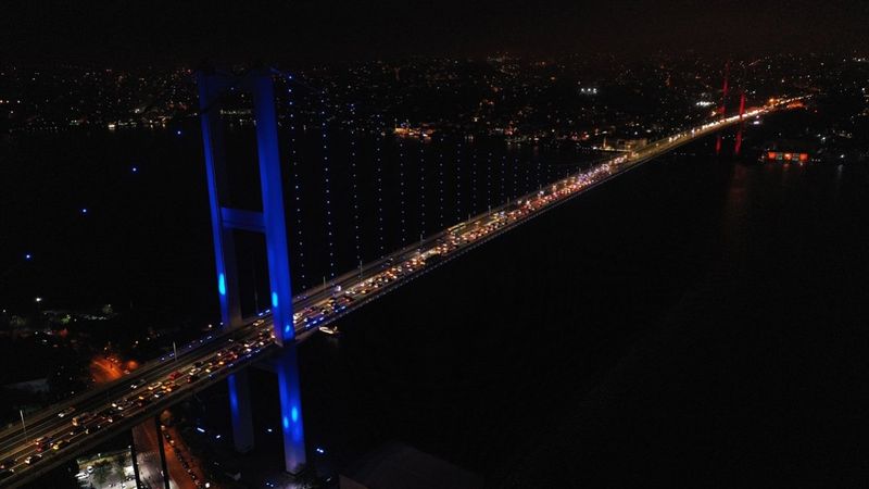 Boğaz, bordo-mavi renklere büründü