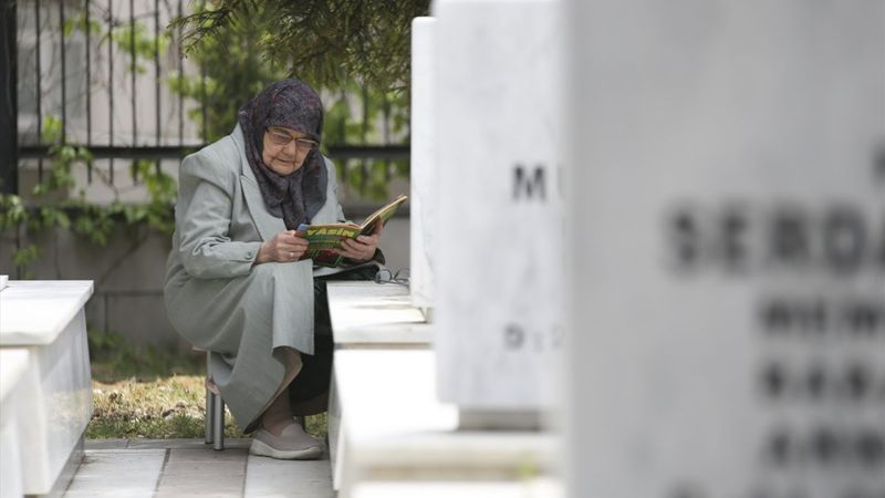 Şehit yakınları ve gaziler, bayramın ilk günü şehitliğe gitti