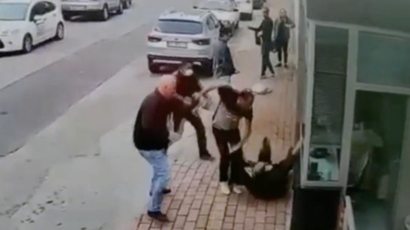 Antalya'da kadını darbeden adamı vatandaşlar tekme tokat dövdü