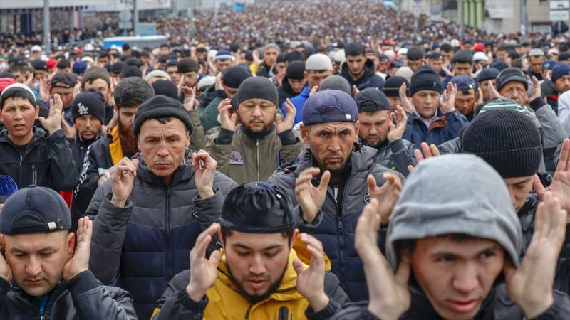 Rusya'da bayram namazında cemaat sokaklara taştı