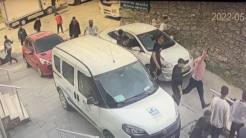 Pendik’te, çocukların maçında çocukları satır ve sopalarla darbettiler