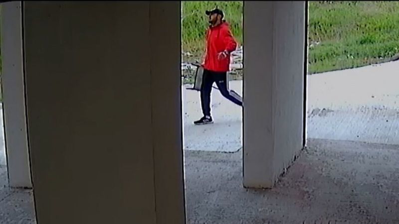 Düzce'de sandalyeye çıkarak sitenin güvenlik kamerasını çaldı