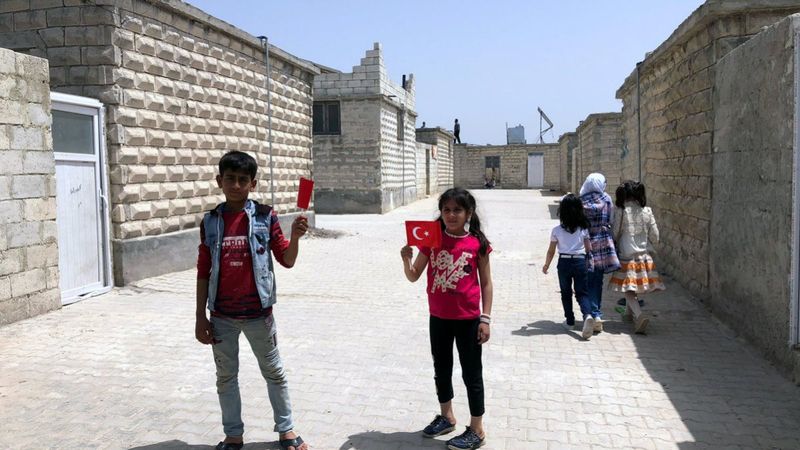 İdlib'de inşa edilen briket evler sahiplerine teslim edildi