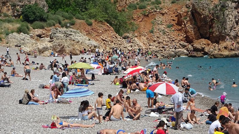 Antalya’da vatandaşlar Konyaaltı Sahili'ni doldurdu