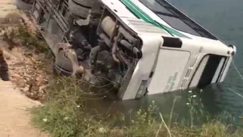 Adana'da toplu taşıma otobüsü göle devrildi