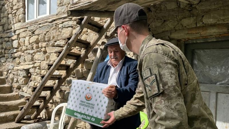 Mehmetçik, Hakkari'de ihtiyaç sahiplerine yardım dağıttı