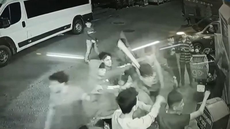 Sultangazi'de, bıçaklı saldırganı linçten polis kurtardı