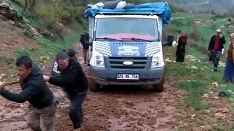 Bitlis’te AFAD, çamura saplanan minibüsteki 50 kişiyi kurtardı