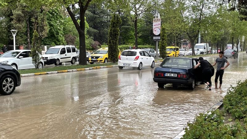 Elazığ'da sağanak yağış, caddeleri göle çevirdi