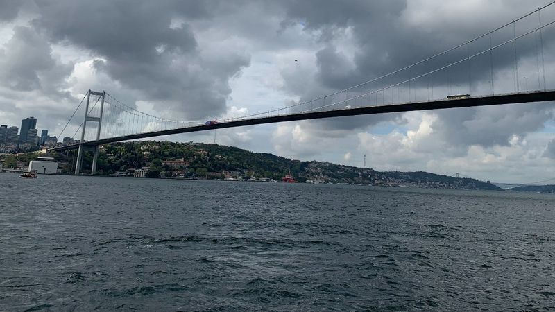 Üsküdar'da fotoğraf çekilirken denize düşen genç kayboldu