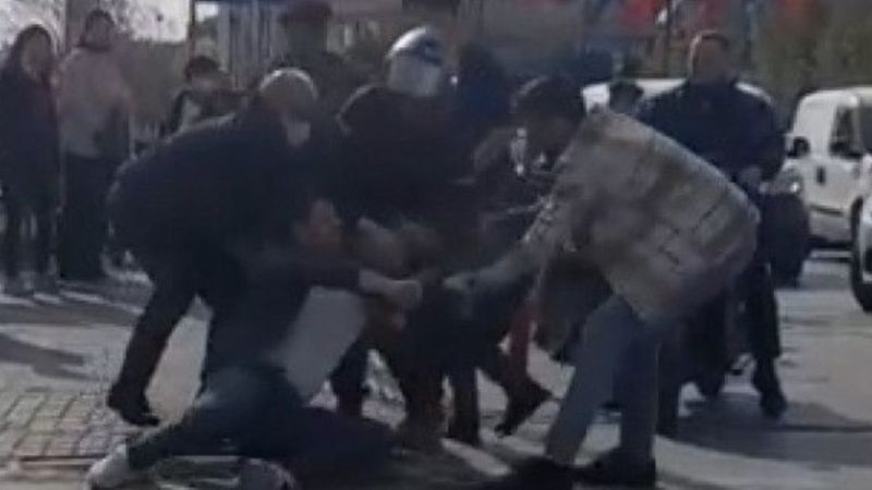 Bağcılar'da sürücüyle yayanın tekmeli yumruklu kavgası