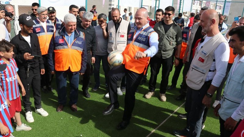 Süleyman Soylu, İdlib'de çocuklarla top oynadı