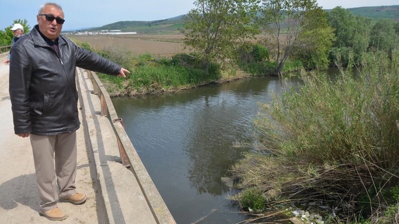 Gönen ve Susurluk çaylarında, suyun rengi siyaha döndü