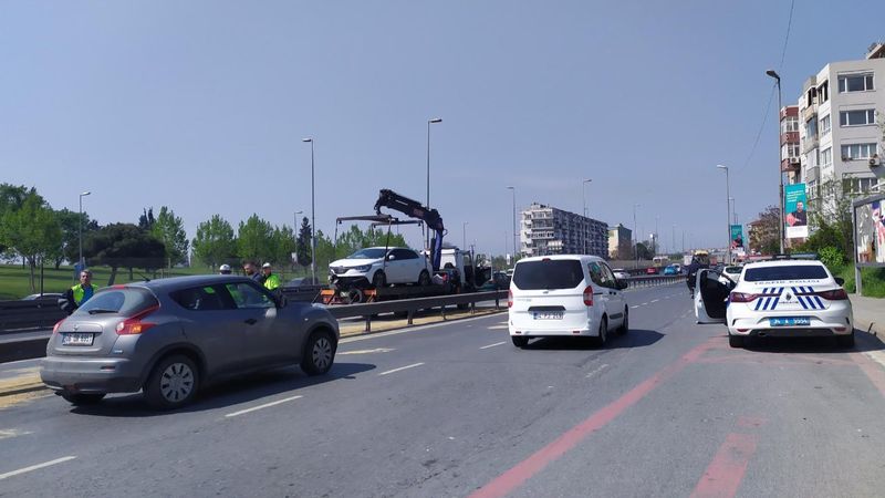 Küçükçekmece'de otomobil bariyerlere çıktı