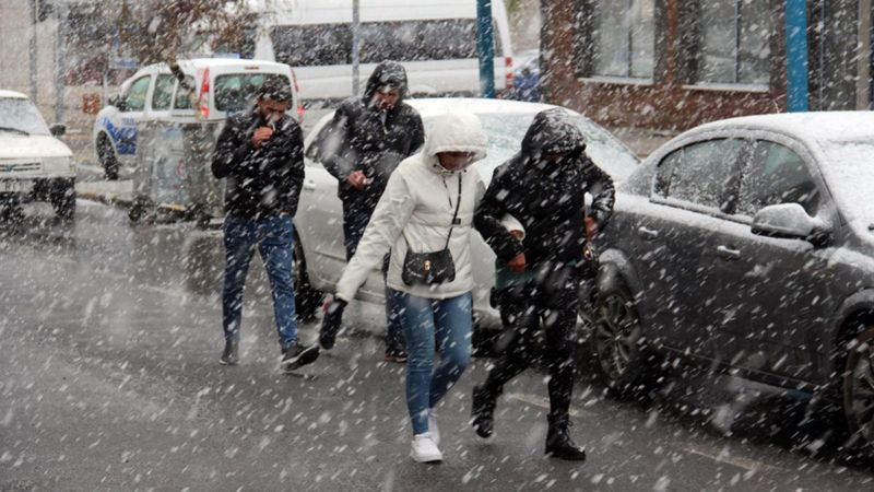 Ardahan'a mayısta lapa lapa kar yağdı