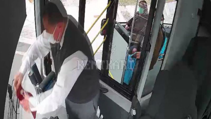 Kocaeli'de otobüsü durdurup yoldaki Türk bayrağını aldı