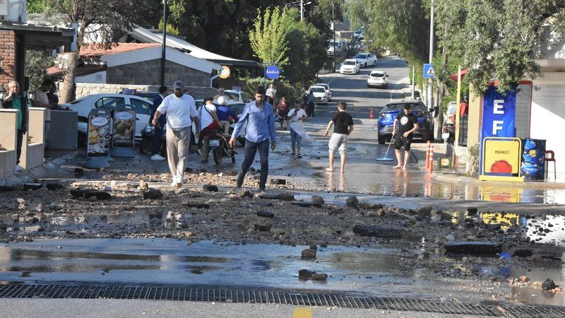 Bodrum ana isale hattı patladı, iş yerlerini su bastı
