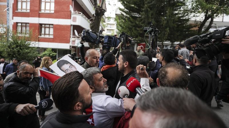 Ankara'da HDP binası önünde siyah çelenk gerginliği