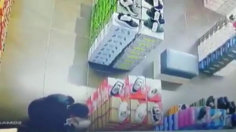 Bağcılar'daki AVM'den ayakkabı çalan hırsız, aynı yerde yakalandı