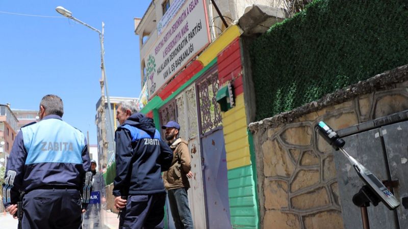 Van'da nöbete müzikli protesto yapan HDP'ye ses denetimi