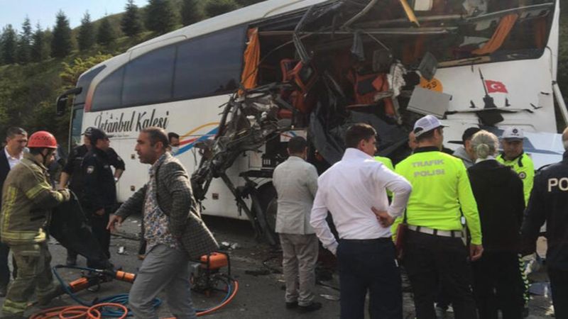 Bursa'da kamyon, yolcu otobüsüne vurdu: 1 ölü