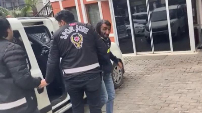 Rambo Okan'ın, Trabzonspor bayrağını indirmeye çalıştığı anlar kamerada