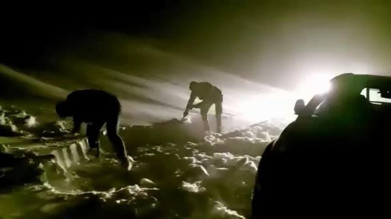 Uzun Göl yolunda tipide mahsur kalan 2 kişi kurtarıldı