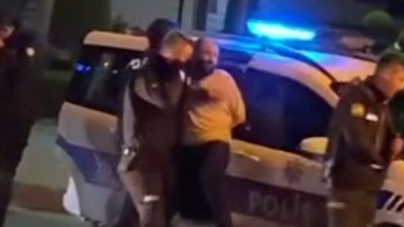 Küçükçekmece'de kapalı AVM'ye girmek isteyen şahsın arbede anları