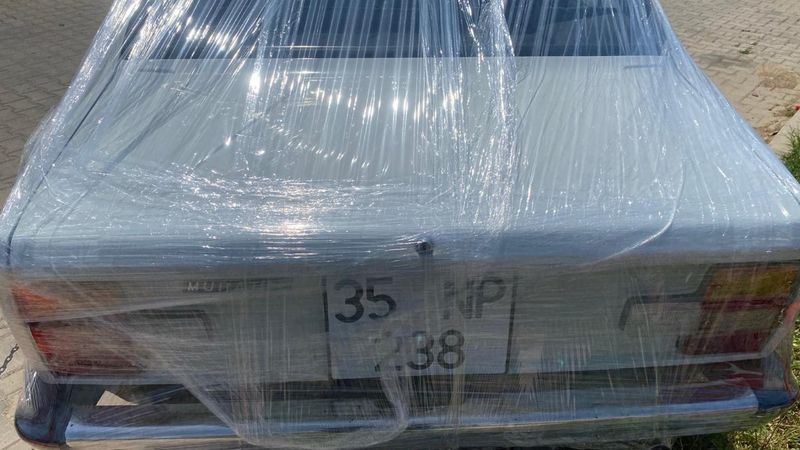 İzmir'de klasik otomobilini streç filmle koruyor