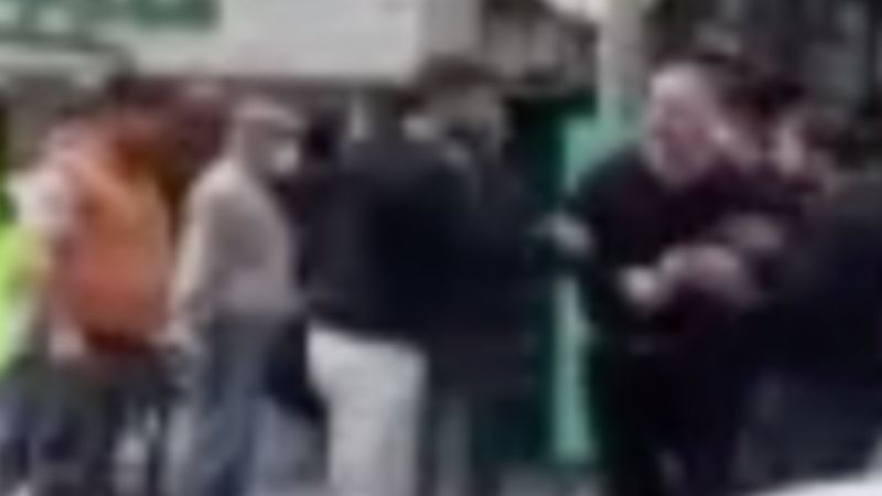 İstanbul'da bir esnaf, kuryenin motorunu parçaladı