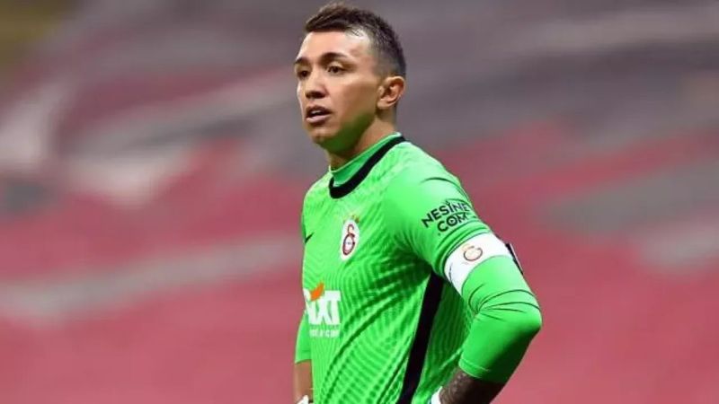 Galatasaray'da Muslera'nın maaşı tartışılıyor