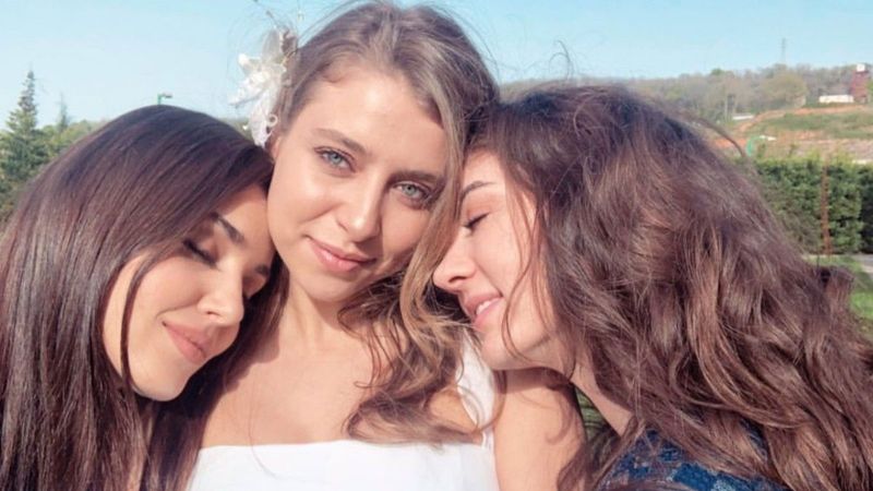 Hande Erçel'in ablası Gamze Erçel dekoltesine gül kondurdu, kıvraklığı akıl aldı! 'Nevrimiz döndü be'