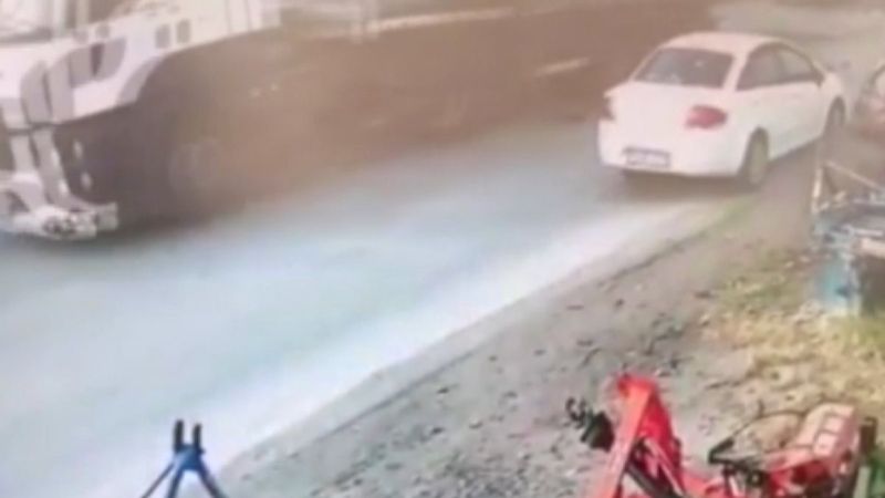 Bursa'da kamyondan 12 tonluk malzeme yola savruldu