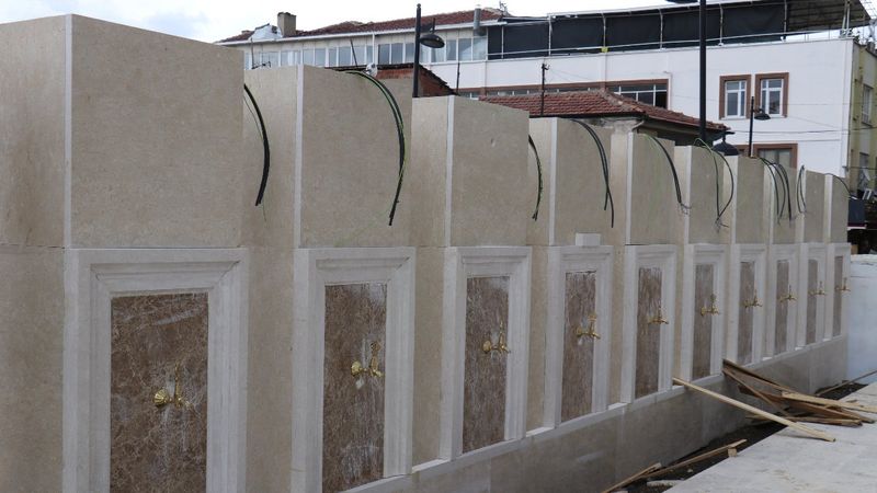 Malatya'daki camiye dikilen bloklar, tartışmaya neden oldu