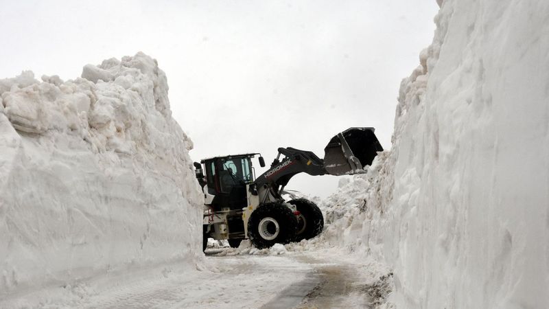 Bitlis Nemrut Krater Gölü'nün çevresinde karla mücadele sürüyor