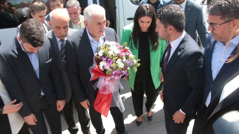 Binali Yıldırım: Bize düşen masum ve mağdur insanlara destek olmaktır