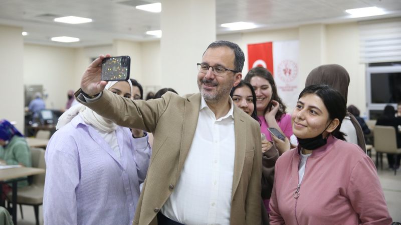 Mehmet Muharrem Kasapoğlu'nun yurttaki öğrencilere sürpriz ziyareti