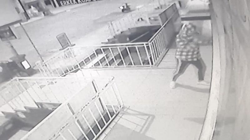 Kocaeli'de, esnafların çay kavgası: Taşla tüm camları indirdi