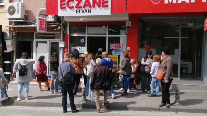 Bulgar turistler eczane önünde kuyruk oluşturdu