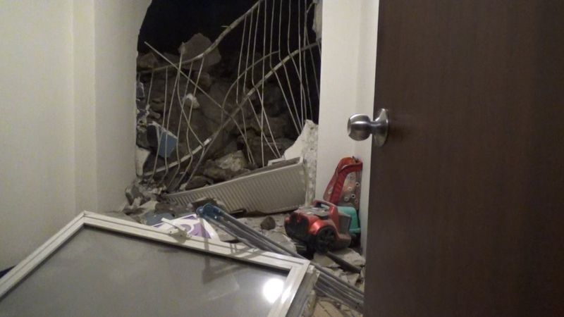 İzmir'de kopan bir kaya parçası evin duvarını yıktı
