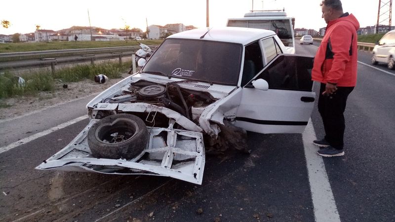 Tekirdağ'da otomobil aydınlatma direğine çarptı: 5 yaralı