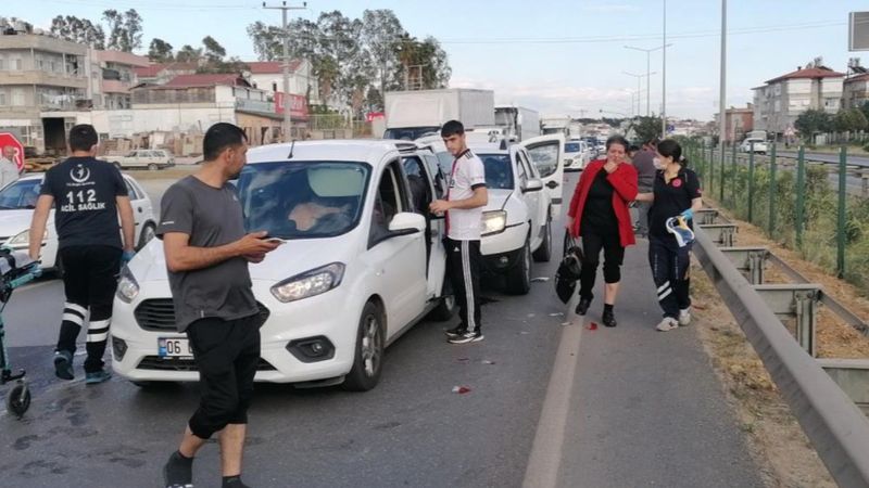 Antalya'da yaya geçidinde zincirleme kaza