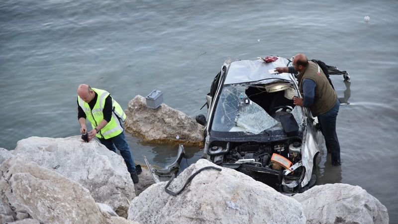 Isparta'da göle uçan otomobildeki 2 kişi yaralandı