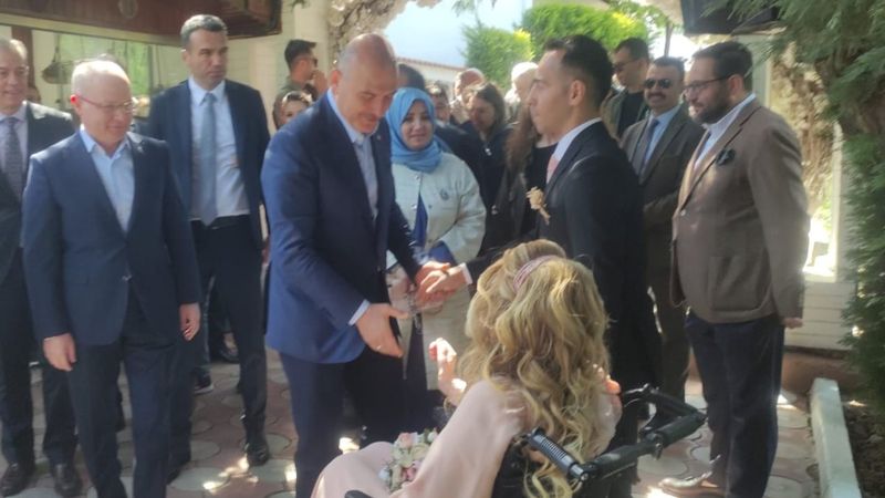 Eski vekil Bennur Karaburun'un nişan kurdelesini Süleyman Soylu kesti