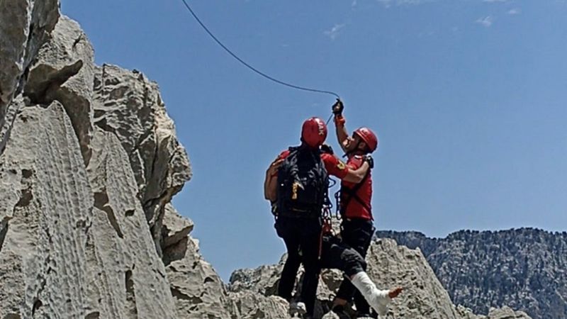 Antalya'da dağa tırmanan ABD'li bacağını kırınca helikopterle alındı