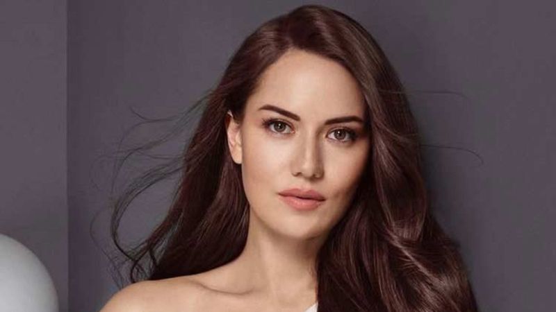Fahriye Evcen dekoltesini saçlarıyla kapatmaya çalışınca... Burak Özçivit'in kıskanç halleri fena!