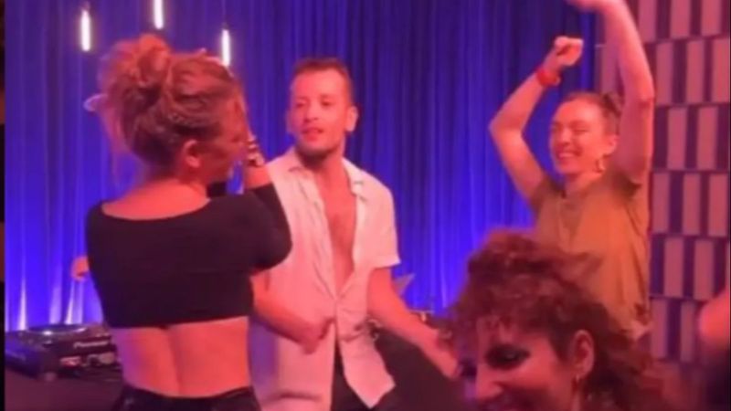 Serenay Sarıkaya'dan kalça dansı