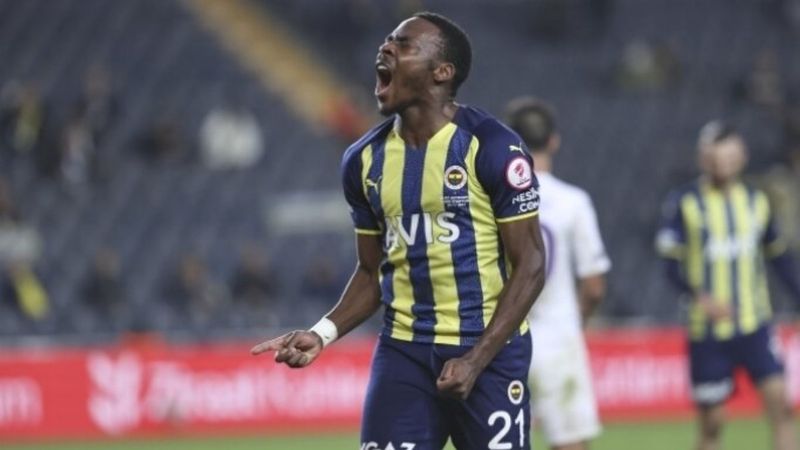 Osayi Samuel hem 11'e hem kanada dönüyor